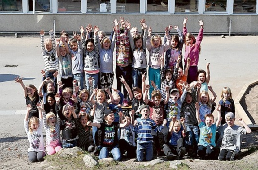 Klasserna 1a och 1b på Blästadskolan är glada över vinsten i matsvinnstävlingen.