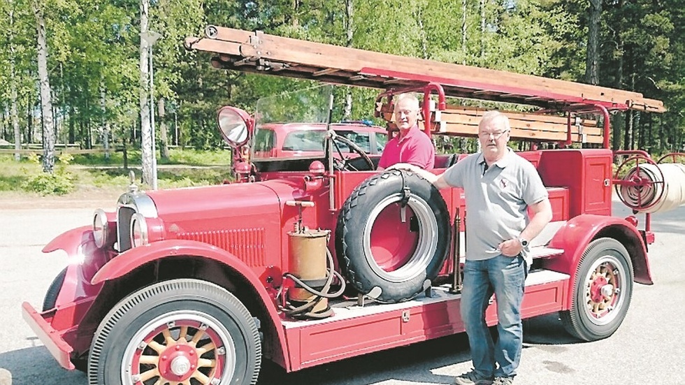 Arne Dahl hjälper till med underhållet. Stefan Kling har varit med och renoverat brandbilen, som blev klar till invigningen av brandstationen 1979.