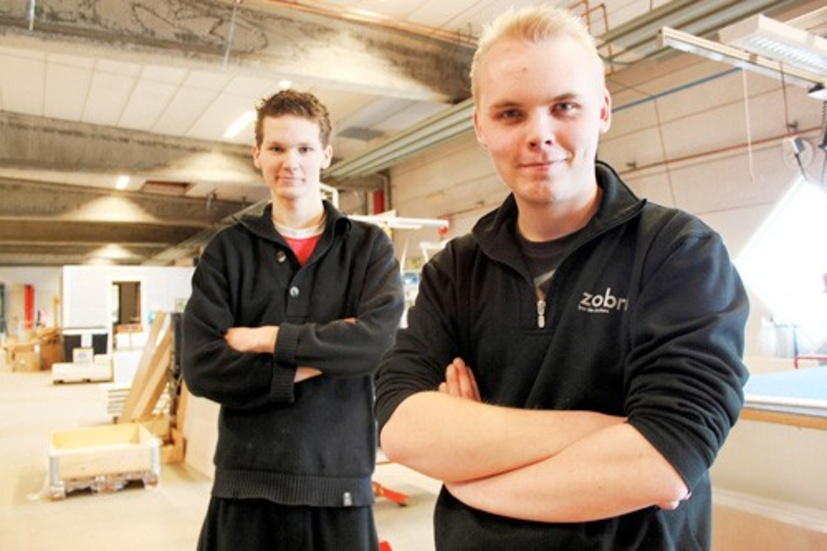 Oscar Gustavsson och Alfred Svensson jobbar båda som montörer på Zobra i Vimmerby. "När man fick jobb blev man ju jätteglad. Det är kul att jobba, träffa folk och tjäna pengar." Foto: Rebecca Forsgren Malmström