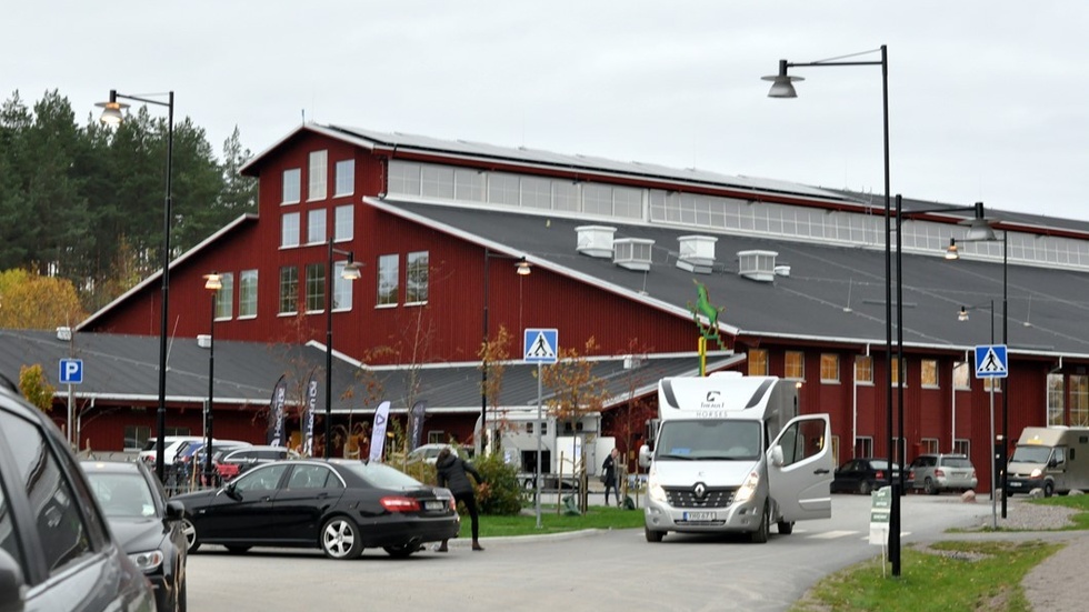 Det var stor aktivitet på Smedstad Ridsportcenter när folk kom för att titta på Sveriges bästa dressyrryttare i helgen. Foto: Tommy Pettersson