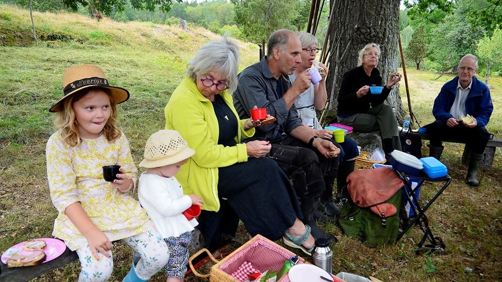 Den sociala delen av ”Ängens dag” är viktig, som rasten under stora eken. Ester och Johanna Nörby hade sina räfsor med, mormor Kerstin Bergdahl-Nörby, Lars-Erik och Inga-Lena Andersson kom från Gissebo, Gunilla Nilsson och Claes Siöstedt. Foto: Michael Söderström