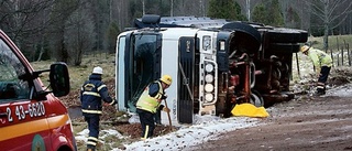 Lastbil med flis välte i diket i halkan