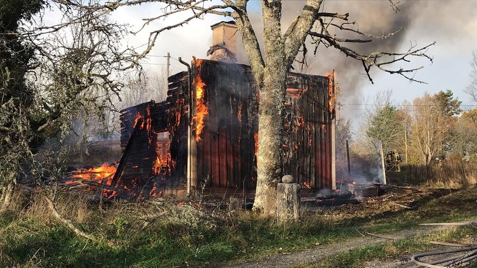 Ett hus i Skärslida, mellan Målilla och Virserum, brann ner till grunden på torsdagseftermiddagen.