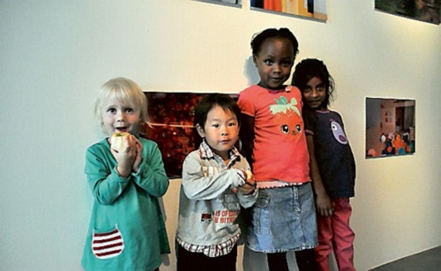 Ingrid, Stein, Maryam och Erina från Kakburkens förskola visar upp sin och sina kamraters fotokonst. Foto: Julia Kimell