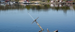 Sjunken båt kvar i hamnen