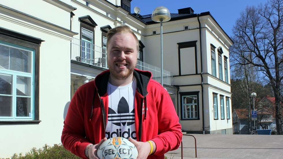 Pierre Sörensson, ansvarig för sommarens fotbollsskola på Ernebergsfältet i Gamleby. En populär aktivitet som blev fullbokad på en kvart. Foto: Lena Dahlberg