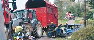 Våldsam krock mellan traktor och bil