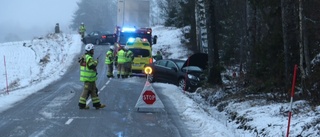 Uppdaterad: Kvinna halvmeter ifrån att krocka med träd