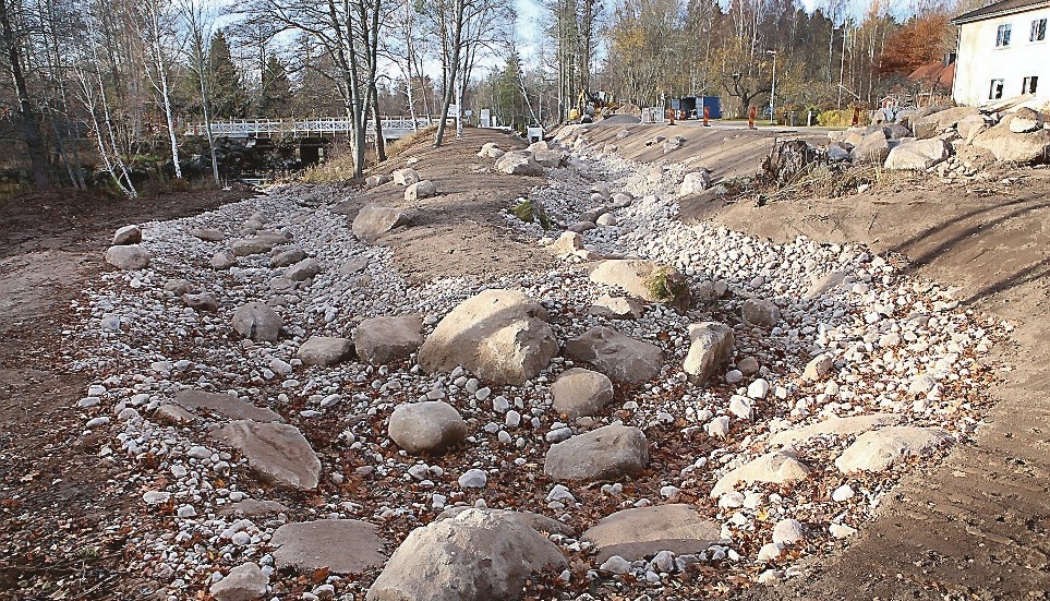 Den nya fiskvägen bredvid övre dammfästet är nästan färdigt. Bruzaån vattnet ska flöda i en behaglig strömhastighet.