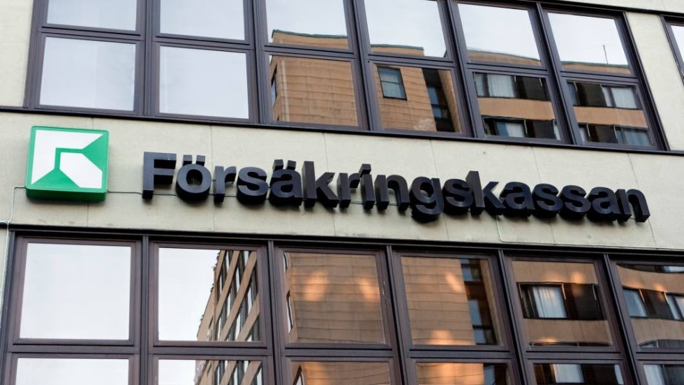En anställd på Försäkringskassan misstänks har gjort otillåtna datasökningar på anhöriga.
