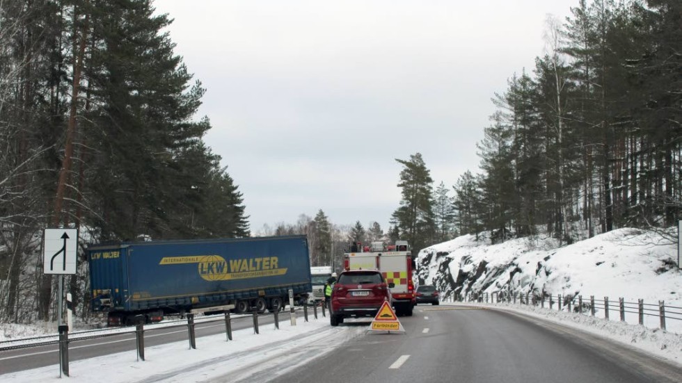 Under bärgningsarbetet var det stopp i trafiken i den södergående riktningen.