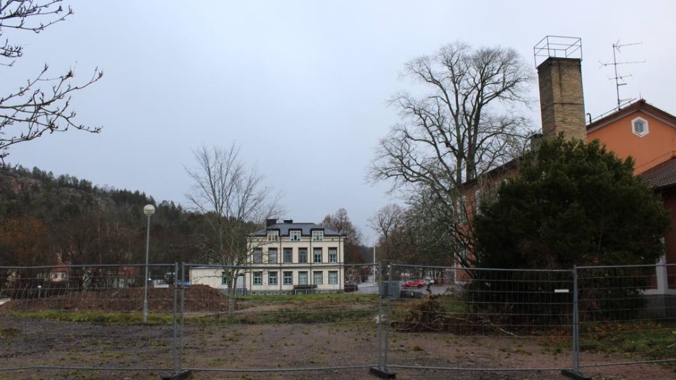 Platsen för det blivande trygghetsboendet i Gamleby. I bakgrunden Åby herrgård.