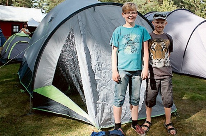 11åringarna Simon Hagle och Emil Olofsgård tältar för andra året tillsammans på Vallersviklägret. Foto: Josefin Berggren