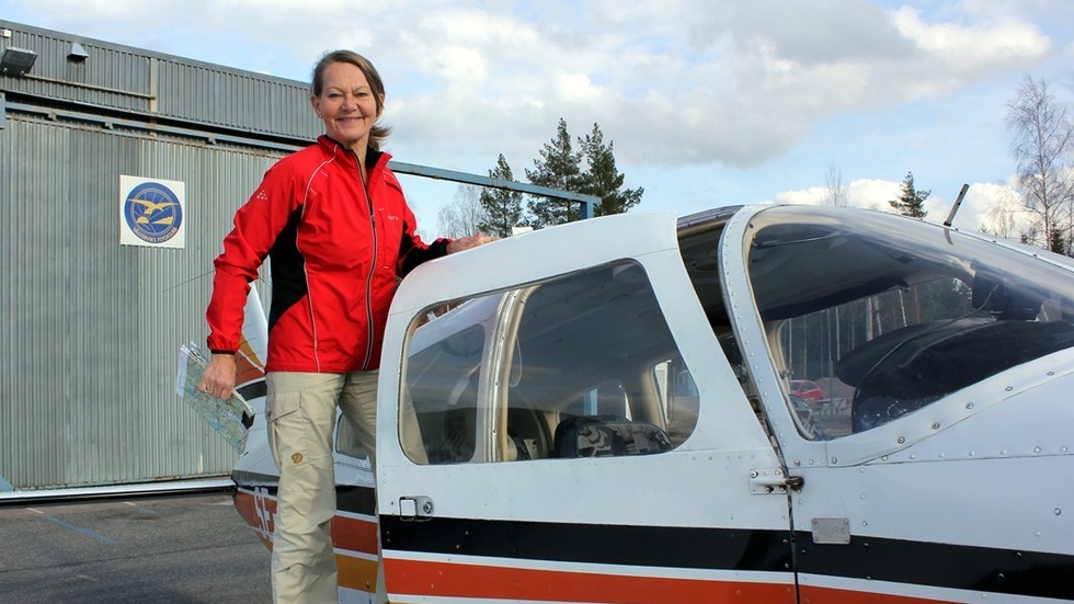 Lena Maria Blomberg tog flygcert 1981. Sedan dess har hon varit aktiv i många flygklubbar i Sverige och bland annat tävlat i SM i precisionsnavigering. Numera är hon medlem i Västerviks flygklubb. Foto: Lena Dahlberg