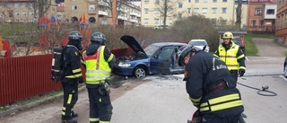 Förare förd till sjukhus efter bilbrand