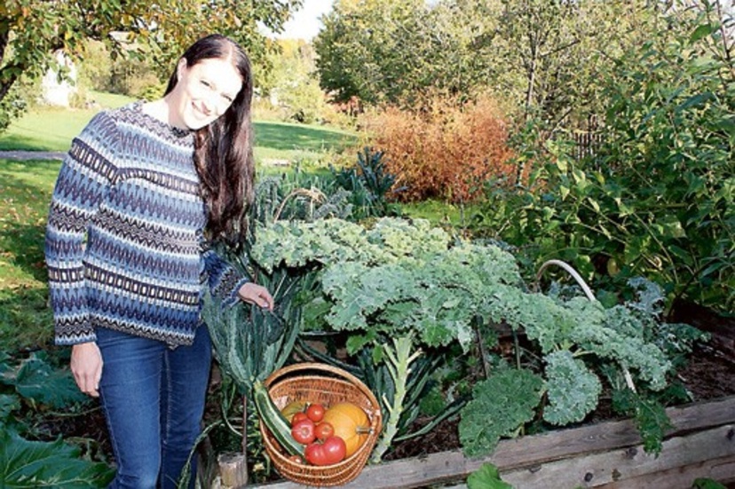 Att odla själv är förstås det allra bästa och klimatsmartaste sättet att skaffa mat på, tycker Ann Sellbrink. I trädgården frodas svartkål, grönkål, squash, tomater och pumpa.