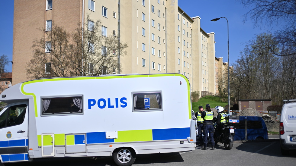 Två män i 20–25-årsåldern sköts ihjäl i Biskopsgården i Göteborg på måndagskvällen.