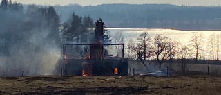 Villa utanför Forssjö totalförstörd i brand – brann med öppna lågor