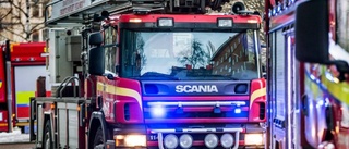 En person förd till sjukhus efter husbrand