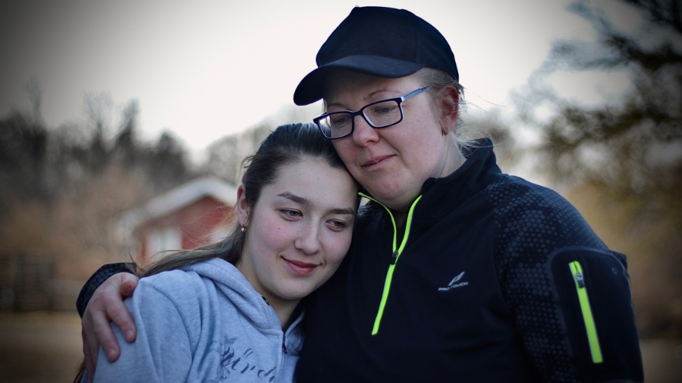 Yaroslava och Lyudmyla har återförenats efter sextonåringens flykt från Ukraina. Nu lever de tillsammans på Lyudmylas gård utanför Rimforsa. Kvar i Ukraina är Yaroslavas föräldrar och vänner. 