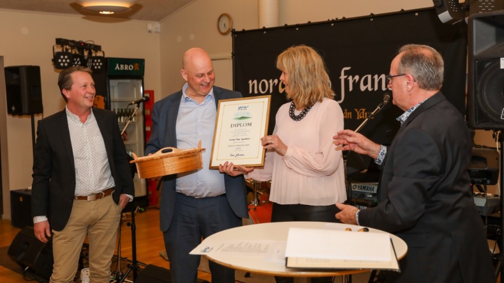 Tomas Johansson, ordförande Ydre Näringsliv, överlämnar pris till Kinda-Ydre Sparbank som representeras av styrelseledamoten Tommy Johansson, vd Johan Widerström och personalrepresentanten Margareta Carlfors.
