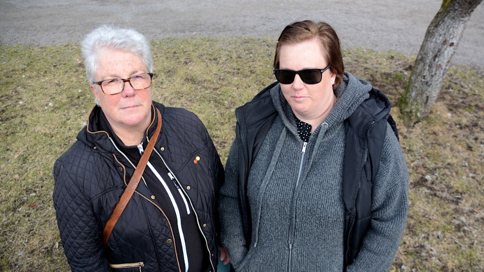 Gunnel Larsson och Jenny Edberg är undersköterskor och arbetar som personliga assistenter. "Vi köper principen att de som släpar efter ska få mer, men det var inte så det var sagt från början från facket och poltiken" säger de när de talar för sin arbetsgrupp på runt 15 personer som inte får den uppmärksammadetusenlappen.