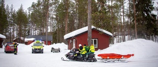 En man dog när skoter körde ner i bäck • Räddningen hann inte fram