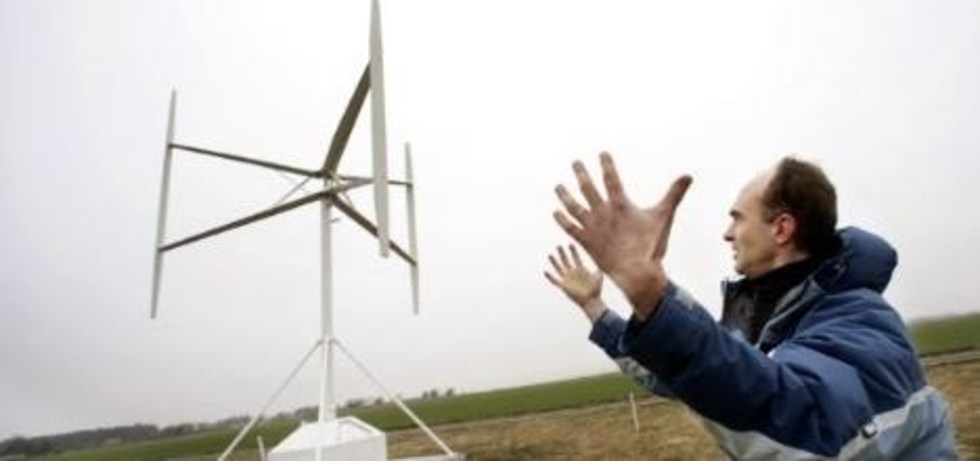 Uppsalaföretaget Vertical Wind AB utvecklar en ny typ av vindkraftverk där propelleraxeln sitter vertikalt.
Torbjörn Lembke, visar ett vindkraftverk utanför Märsta.