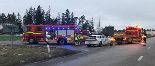 Personbilar har krockat i korsning