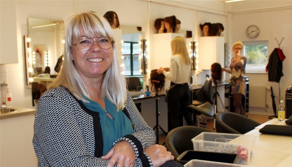 Lena Ziegenbein är yrkeslärare på gymnasiet. Hon säger att det är stor skillnad på frisöryrket idag mot när hon utbildade sig för 30 år sedan.