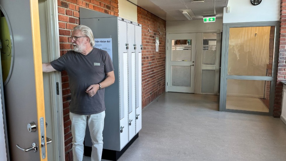 Årbyskolans SO-lärare Gunnar Englund berättar att skolan arbetat med tonvikt på politik sedan skolstarten. 
