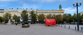 En ensam vagn kvar på torget – Årets valrörelse är över