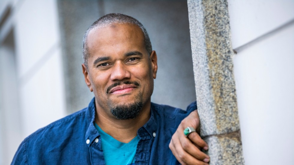 "Problemet är ju att det finns en massa ungdomar som inte kan eller vill drömma om något annat än att vara kriminella. Som låtsas vara kriminella", säger Johannes Anyuru.