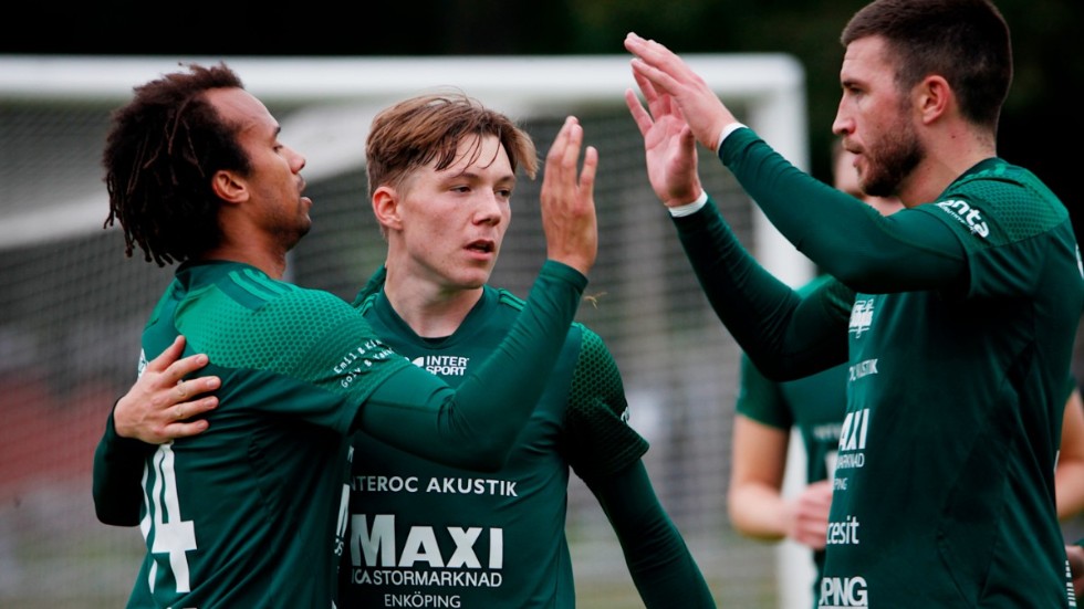 Alexander Persson Njie blir gratulerad av Samuel Granlund och Marcus Ytter efter sitt häliga mål.