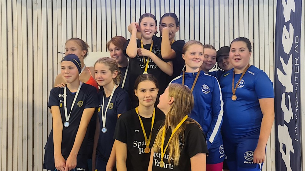 Brons till SK Ena, till höger. Lagkappskvartetten Ella Gjälby, Emilia Bakas, San Randerstedt och Elna Zetterberg.