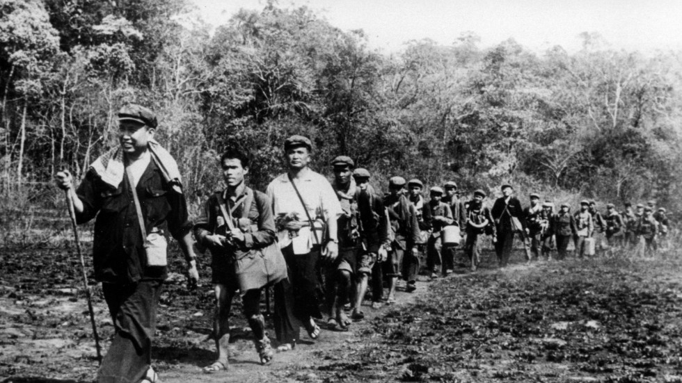 Röda khmerernas ledare Pol Pot (längst till vänster) fotograferades när han ledde sina anhängare genom den kambodjanska djungeln 1973. Khieu Samphan, den sista personen vid liv att ställas inför rätta, syns här precis bakom honom. Arkivbild.