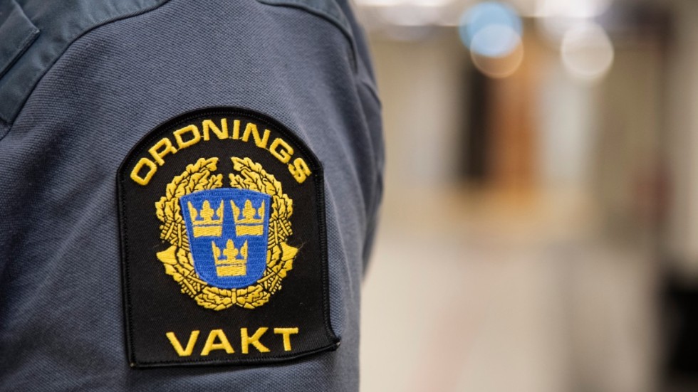 En ordningsvakt grep in när en man hade sönder kablar inne på nattklubben.