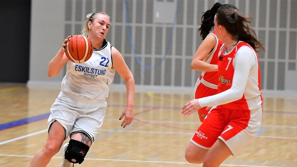 Amelie Nilsson och hennes Eskilstuna Basket reser under helgen söderut för att spela två matcher.