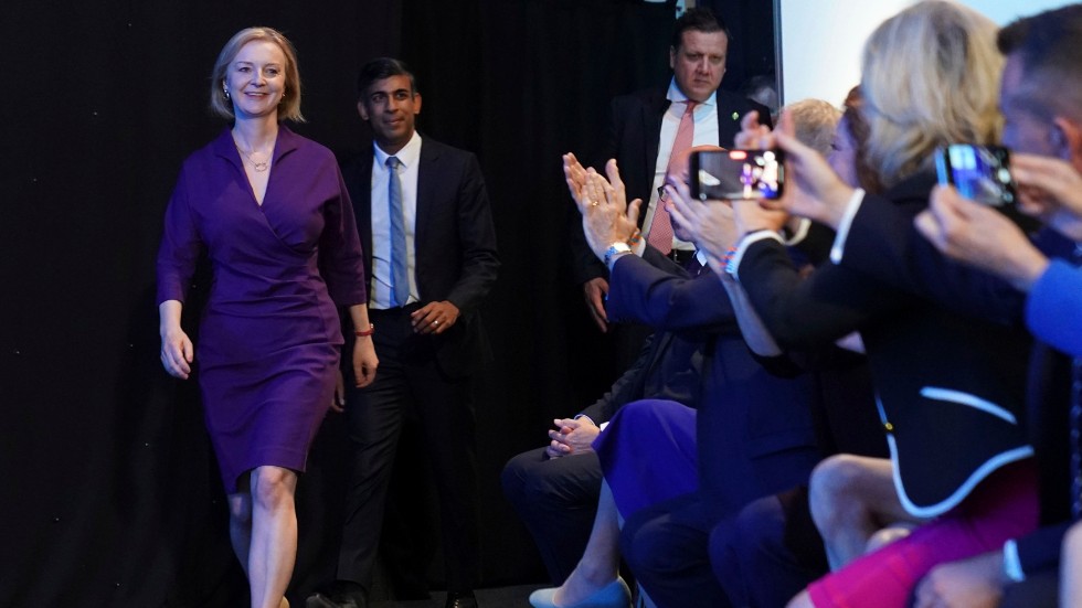 Liz Truss framför motståndaren i partiledarstriden, Rishi Sunak.
