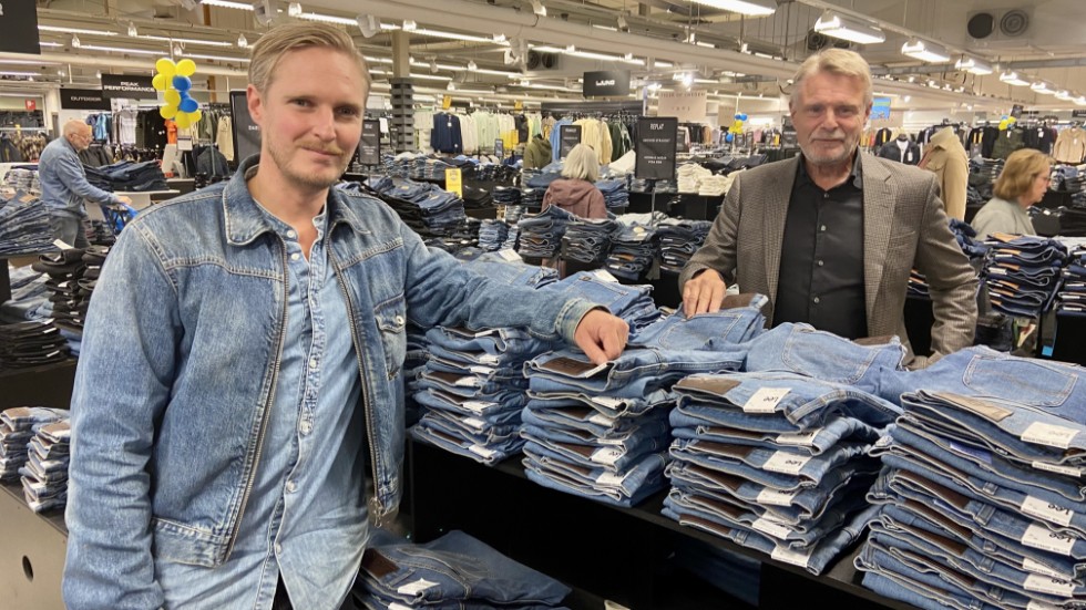 John Nilsson Herrmann och Richard Ericson på Vingåkers factory outlet tar nu höjd för bistrare handelstider.