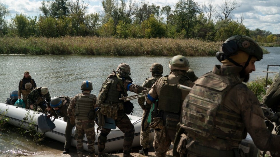 USA konstaterar att den ukrainska armén gör framsteg på slagfältet. Här ukrainska soldater vid en befriad by i Donetskregionen.