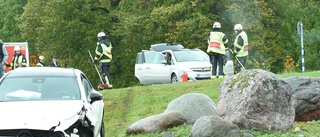 Två bilar krockade i skarp kurva vid Hamnbron i Oxelösund ✓En bil tappade ett hjul ✓Störningar i trafiken 