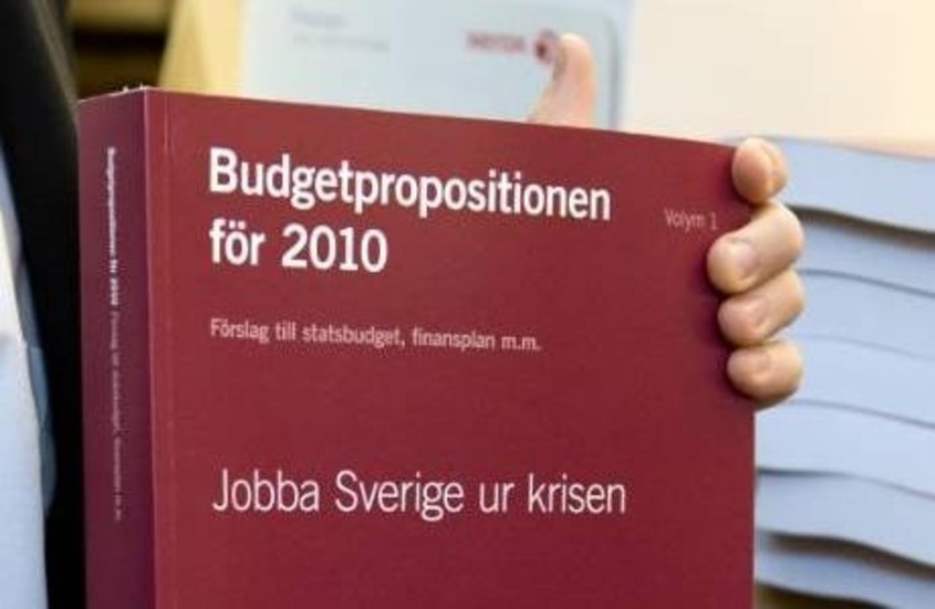 UTGIFTER UTMANAR. Fler jobb måste skapas för att kunna finansiera framtidens välfärd.