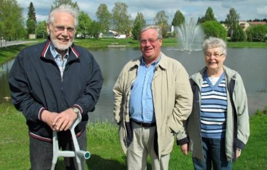 Styrelsen för den nybildade Älvsbyföreningen och fonden till Enar Björkqvists minne består av från vänster Folke Öberg, Robert Lidström och Doris Öberg.