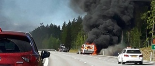 Husvagn i lågor på E4