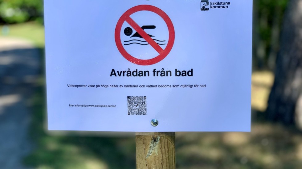 Skyltar är uppsatta vid Sundbyholmsbadet.