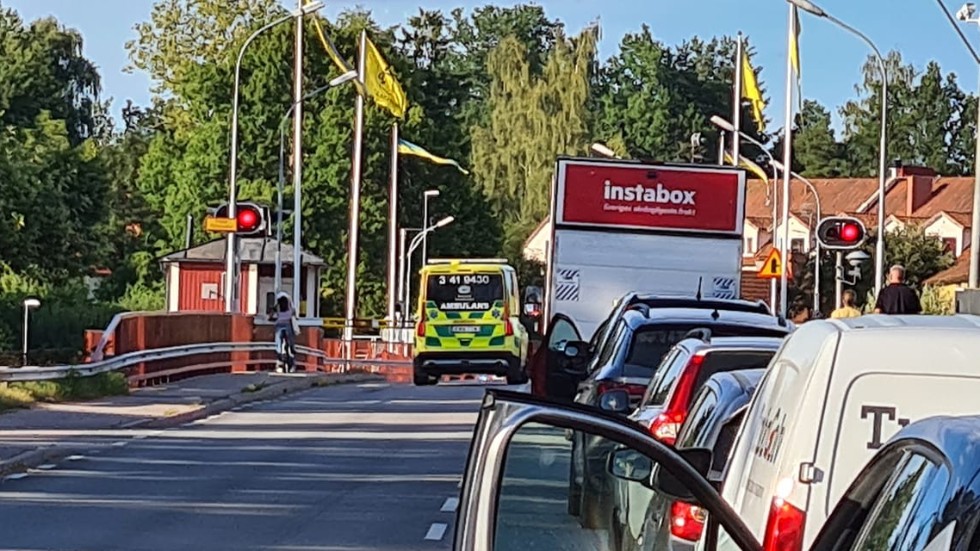 En ambulans blev stående vid Stallarholmsbron på tisdagskvällen efter ett brofel som varade i 20 minuter. 