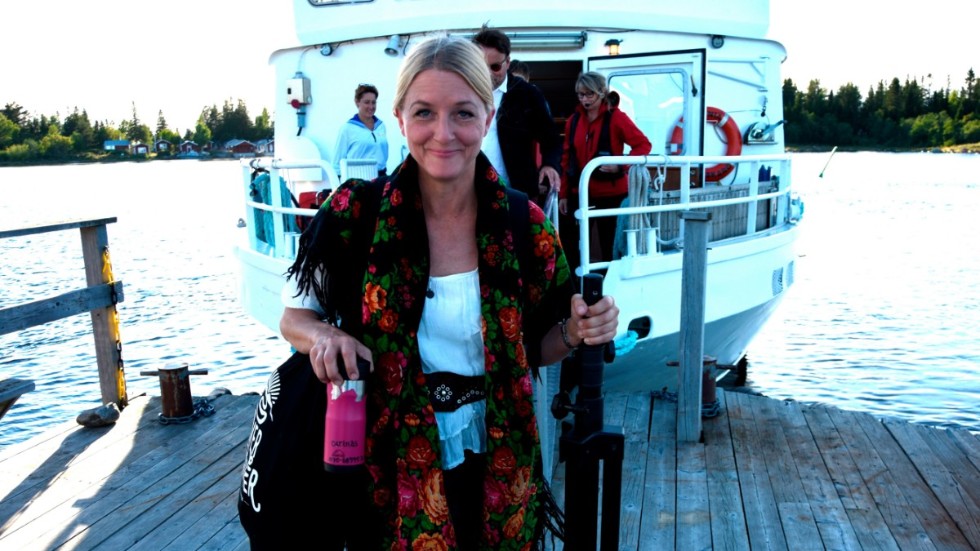 Operasångerskan Carina Henriksson kliver av kulturbåten vid Brändöskär där hon tillsammans med Roger Norén håller konsert i kapellet under måndagskvällen. Dessutom håller hon tillsammans med tenoren Ulric Björklund och Bo Selinder i allsången när det är dags att vända tillbaka till Norra hamn i Luleå.
