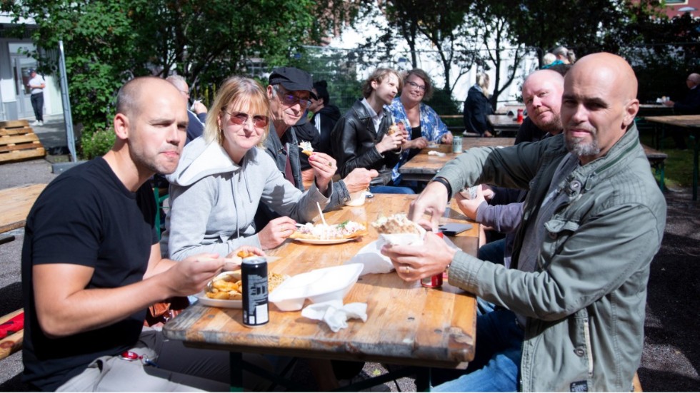 Piteå-Tidningens testpatrull gick ut för att testa festivalmaten under onsdagen.