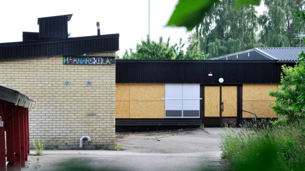 Rivningen av den mögelskadade Hammarskolan 2022 blir en dyr historia för Östhammars kommun.